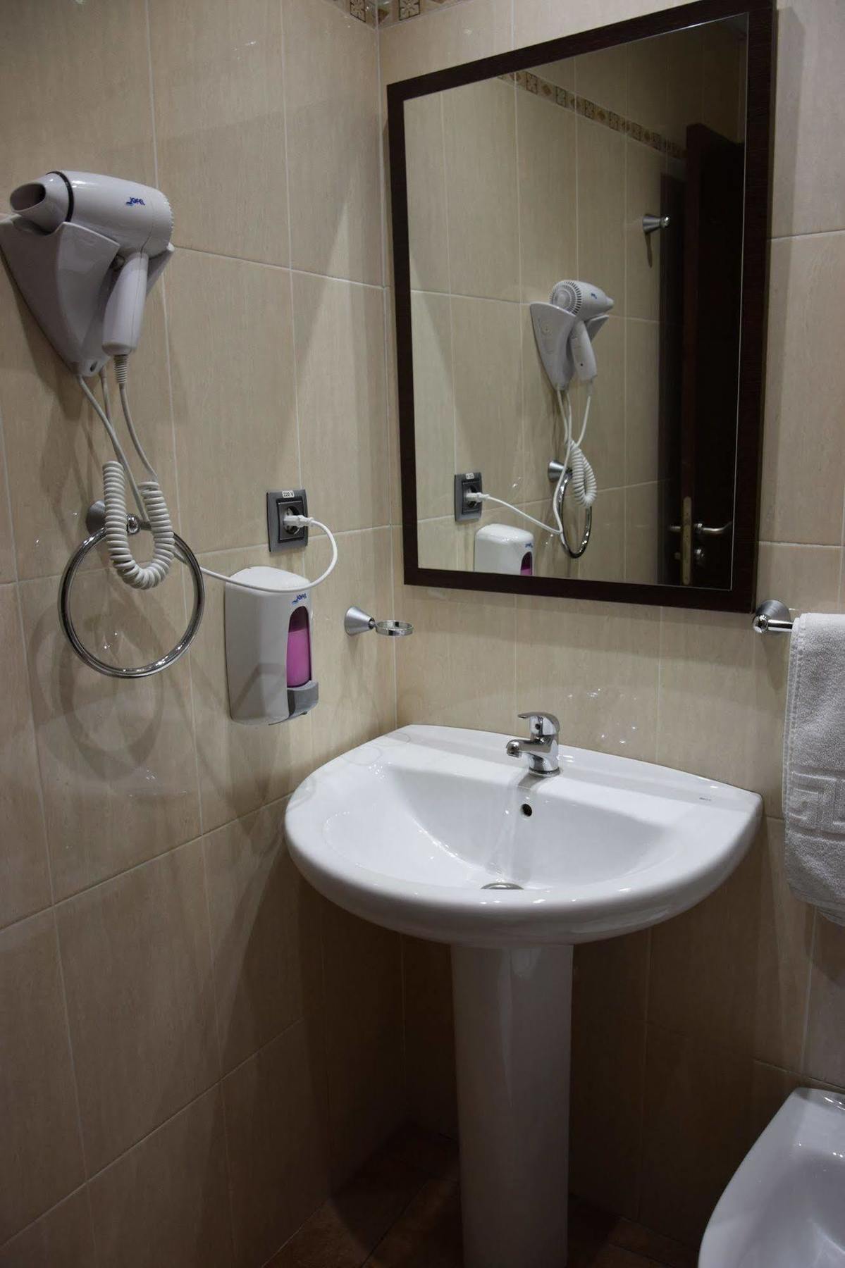 Hotel Complutense Alcalá de Henares Екстериор снимка
